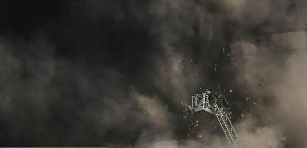 لحظه شهادت مامور آتش نشان در حادثه پلاسکو +عکس