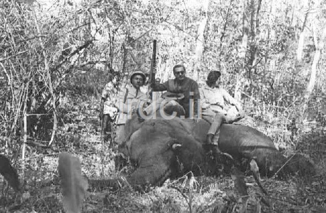 محمدرضا پهلوی و همسرش بعد از شکار فیل! +عکس