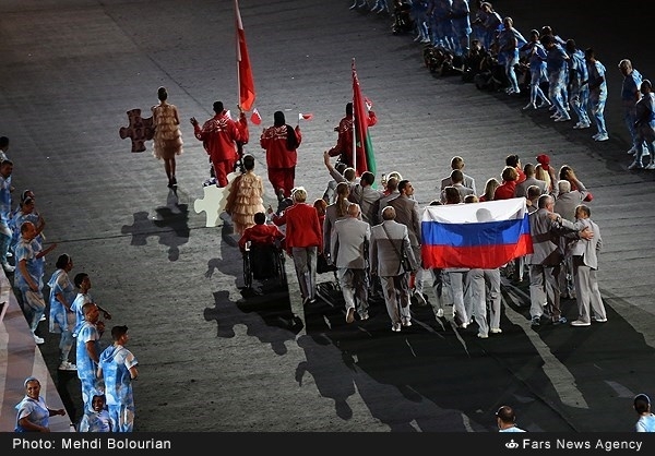 حمل پرچم روسیه توسط ورزشکار بلاروس در رژه پارالمپیک 2016! +عکس
