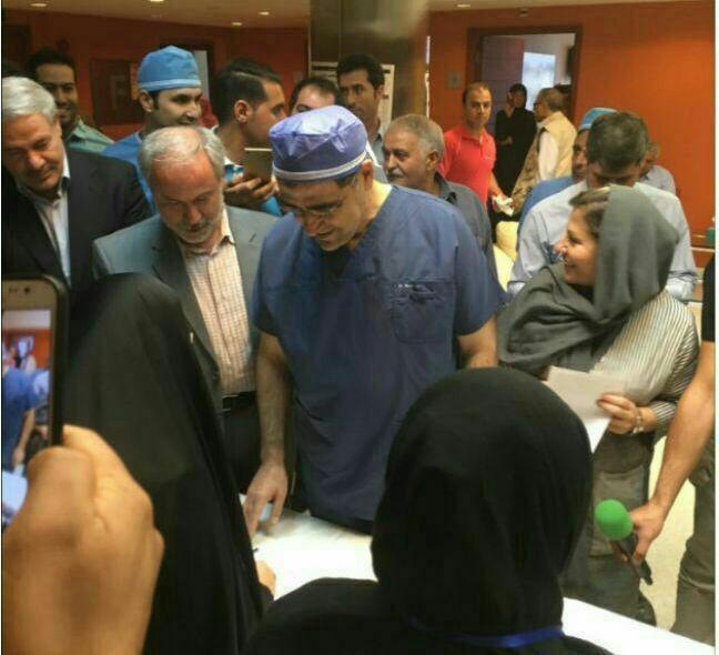 وزیربهداشت با لباس جراحی پای صندوق رای +عکس