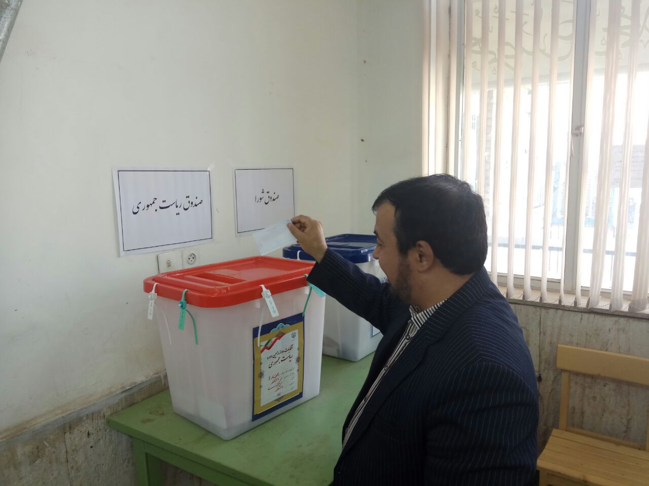 فرماندار و امام جمعه اشکذر پای صندوق رای +عکس
