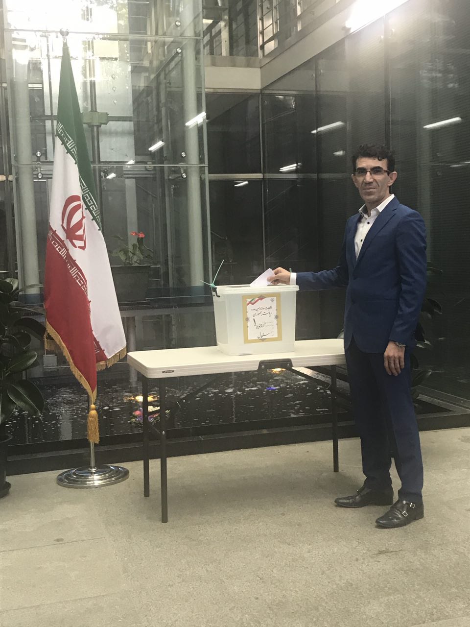 اولین ایرانی شرکت کننده در انتخابات ریاست جمهوری در شعبه سئول