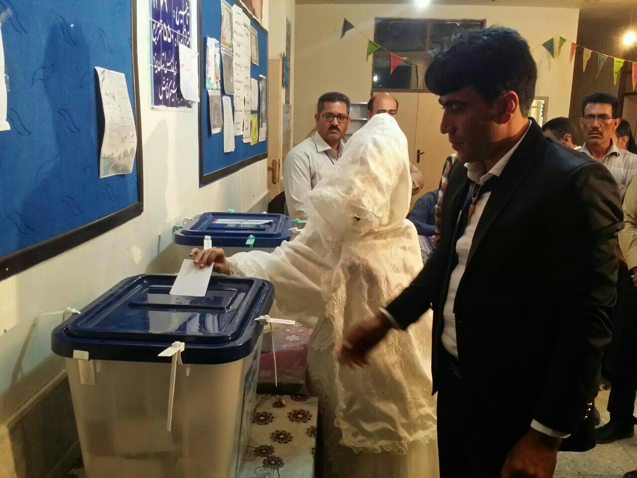 بله گفتن عروس پای صندوق رای در شهرستان خاتم یزد! +عکس
