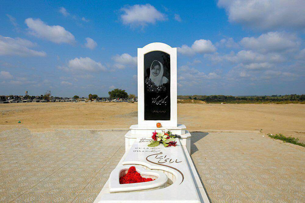 تصویری از سنگ قبر آتنا اصلانی