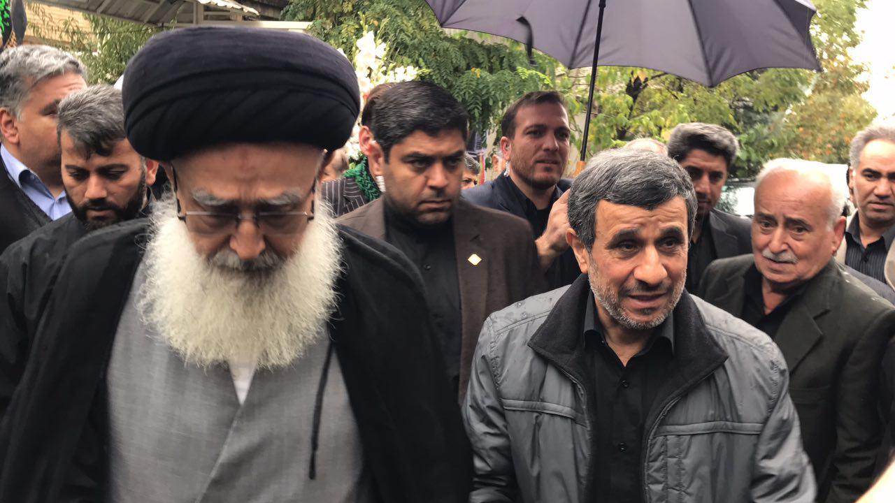 احمدی‌نژاد در مراسم تشییع پیکر برادرش +عکس