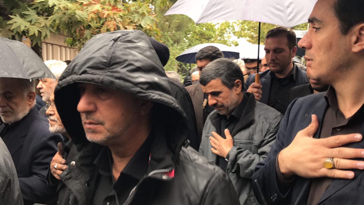 احمدی‌نژاد در مراسم تشییع پیکر برادرش +عکس