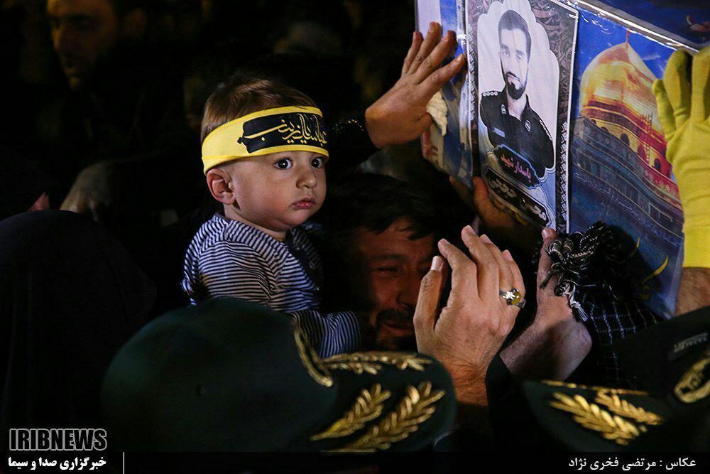 فرزند شهید حججی در کنار تابوت پدر +عکس