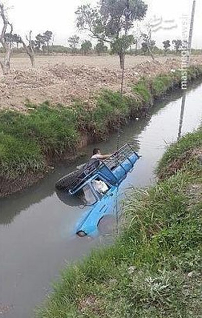 نجات راننده نیسان‌ از سقوط به کانال آب +عکس