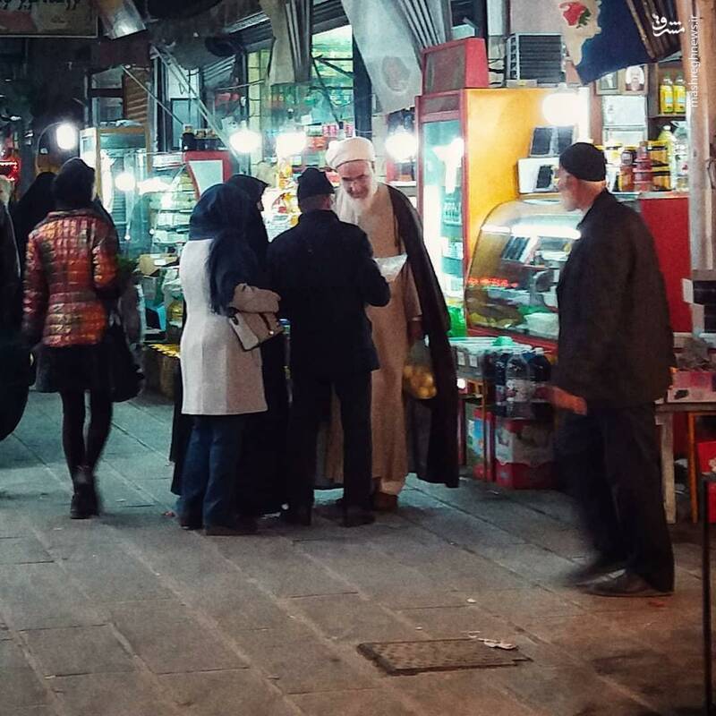 امام جمعه ای بدون محافظ شخصی در بازار +عکس