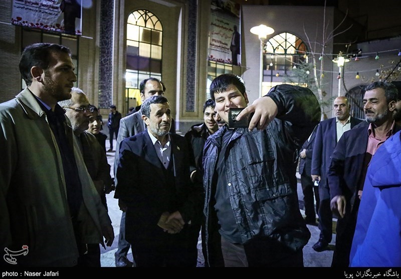 سِلفی با احمدی‌نژاد +عکس