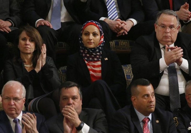پوشش اسلامی-امریکایی یک زن در سخنرانی ترامپ عکس