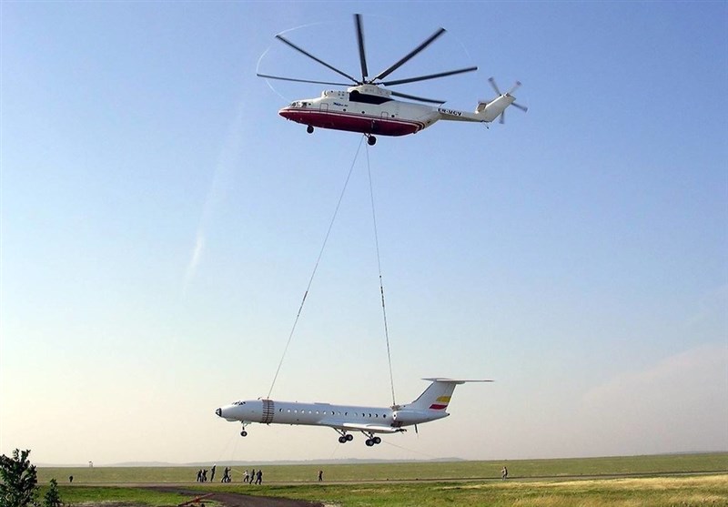 بلندکردن هواپیما توسط هلیکوپتر غول پیکر +عکس