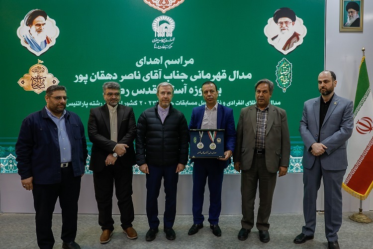 اهدای مدال طلای پاراتنیس روی میز قهرمان کشور به موزه حرم مطهر رضوی+ فیلم+ گزارش تصویری