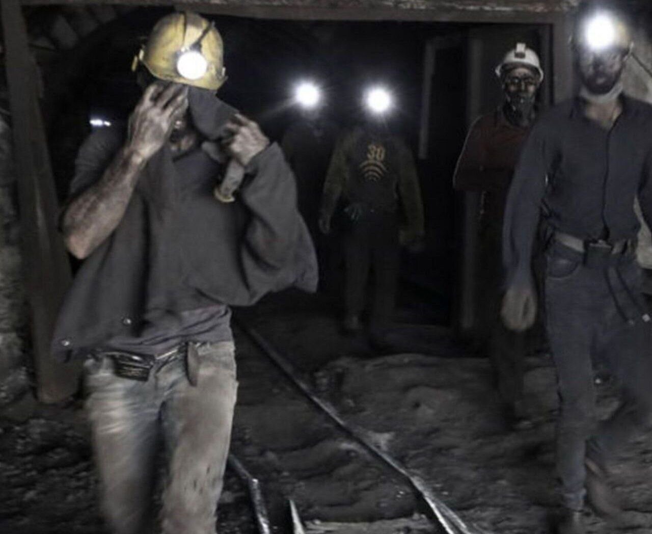 انفجار در معدن زغالسنگ طبس؛ ۲۰ کارگر در انتظار سرنوشت نامعلوم انفجار در معدن زغالسنگ طبس؛ ۲۰ کارگر در انتظار سرنوشت نامعلوم