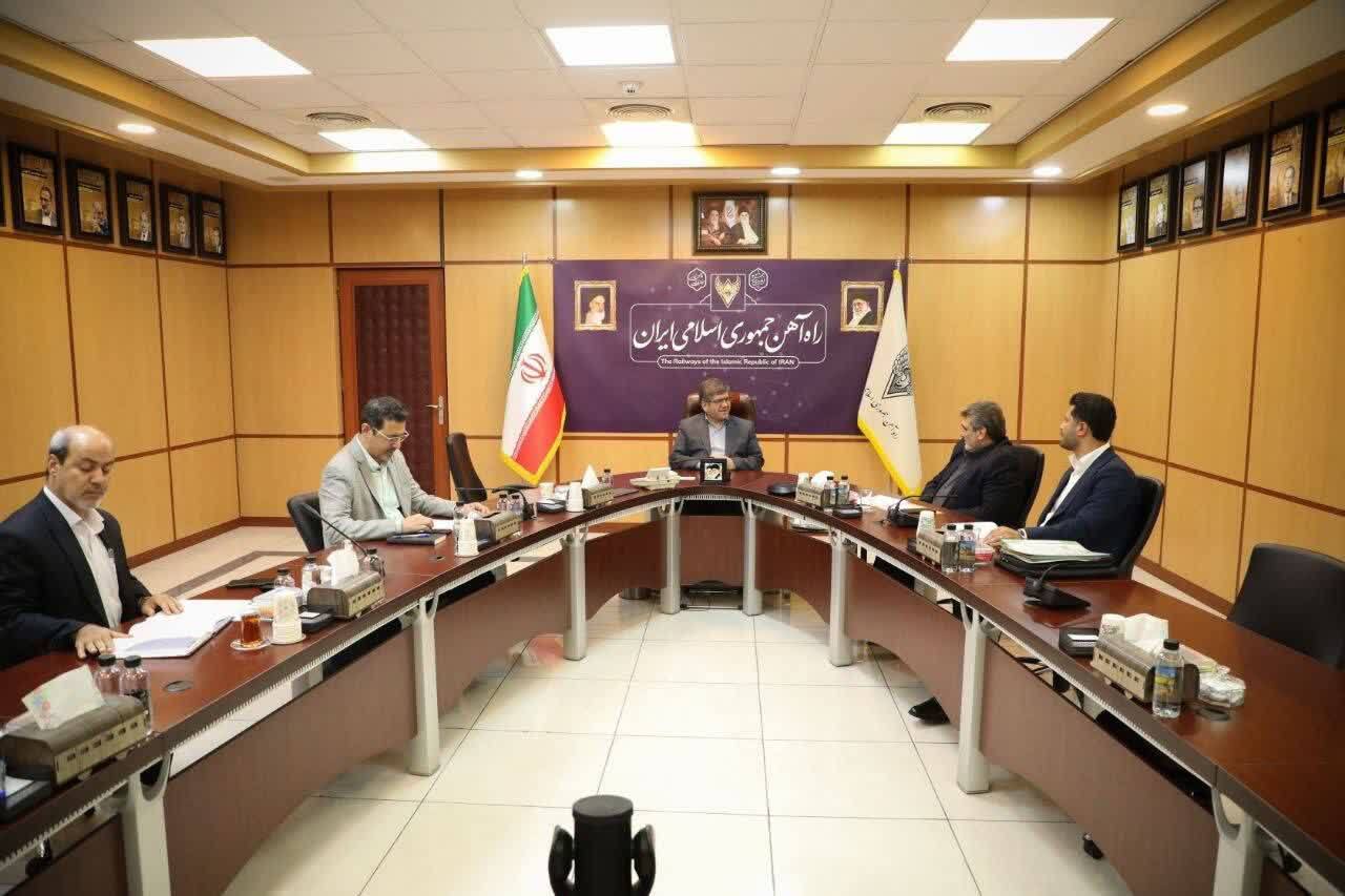 اختصاص قطار ویژه و بررسی توسعه خدمات حمل‌ونقل ریلی استان سمنان