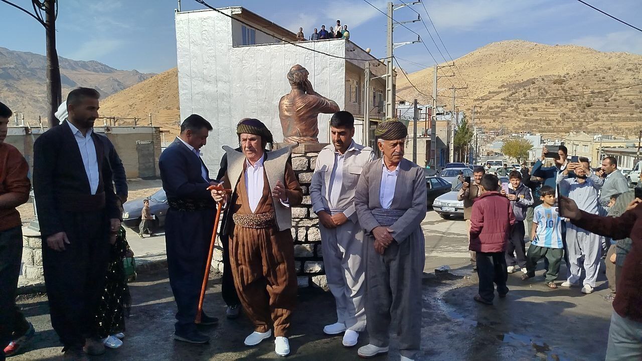 رونمایی از سردیس ماموستا حسن خاور درکی در زادگاهش / ادای احترام به پیشکسوت موسیقی هورامان با حضور ماموستا عثمان هورامی + تصاویر رونمایی از سردیس ماموستا حسن خاور درکی در زادگاهش / ادای احترام به پیشکسوت موسیقی هورامان با حضور ماموستا عثمان هورامی + تصاویر