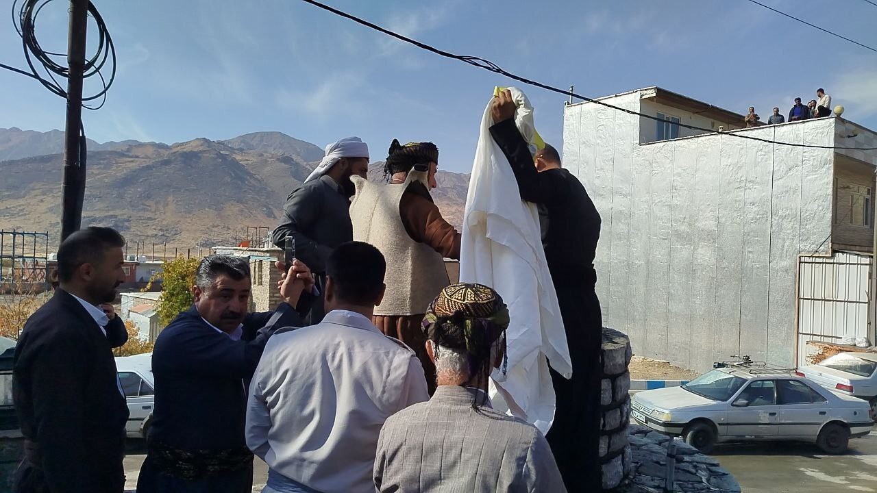 رونمایی از سردیس ماموستا حسن خاور درکی در زادگاهش / ادای احترام به پیشکسوت موسیقی هورامان با حضور ماموستا عثمان هورامی + تصاویر رونمایی از سردیس ماموستا حسن خاور درکی در زادگاهش / ادای احترام به پیشکسوت موسیقی هورامان با حضور ماموستا عثمان هورامی + تصاویر