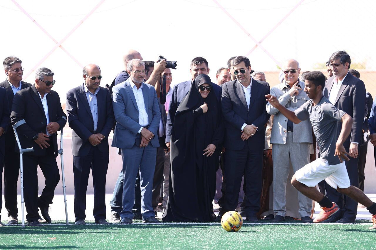 وزیر ورزش ۲ زمین چمن مصنوعی فوتبال در جزیره بوموسی را افتتاح کرد